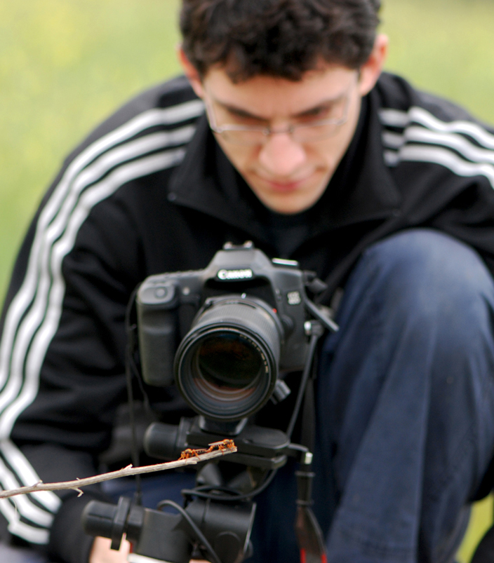 Live view shooting can free us from having to bend over to look through the viewfinder, and help us achieve better focus by enlarging the viewed area.