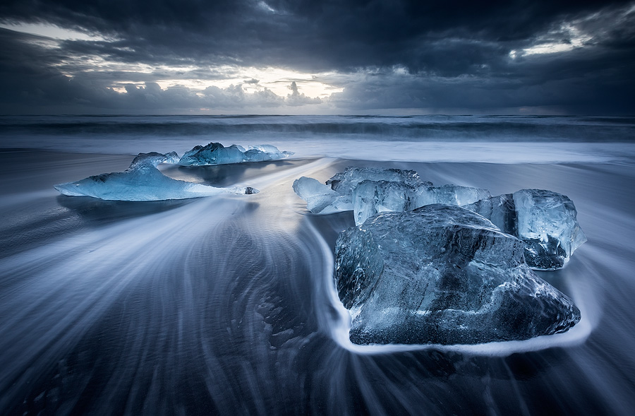 The ultra-photographed Breidamerkursandur beach always supplies new shapes of ice. It can change completely for one day to the next, allowing for amazing variety.