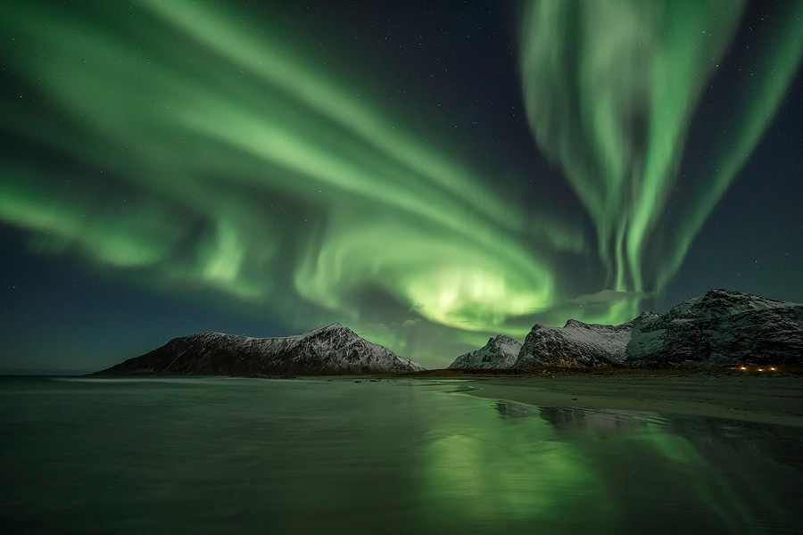 Beautiful Aurora in Skagsanden Beach, Lofoten, Arctic Norway.<br>Canon EOS 5D Mark IV, Canon 11-24mm F4L, 11mm, F4, 8sec, ISO1600