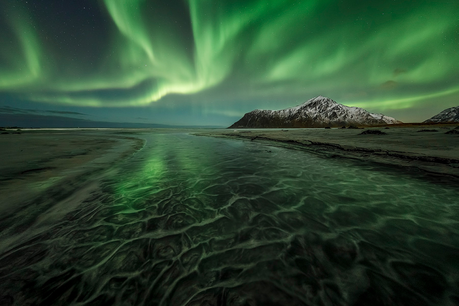 Stacked from 2 images at 11mm, F4, 8sec, ISO3200