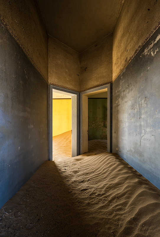 Eerie symmetry and colors in Kolmanskop